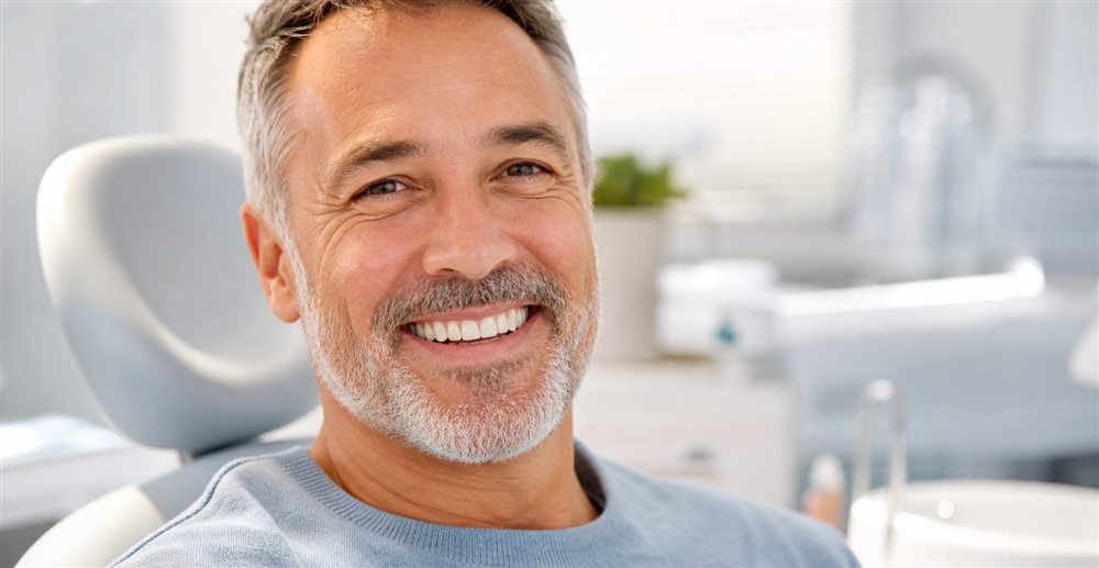 Paciente sorrindo após reabilitação com prótese protocolo