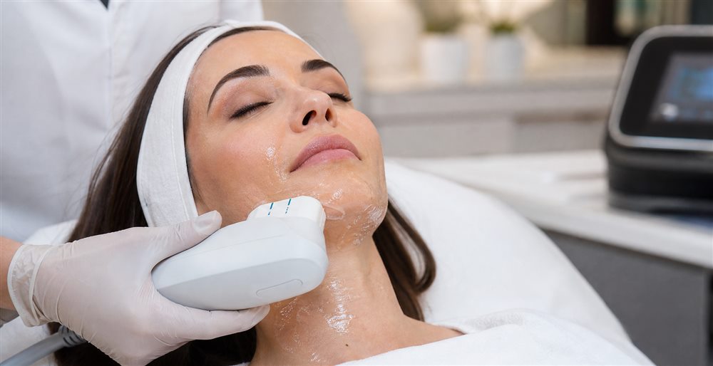 Tratamento facial com ultrassom microfocado